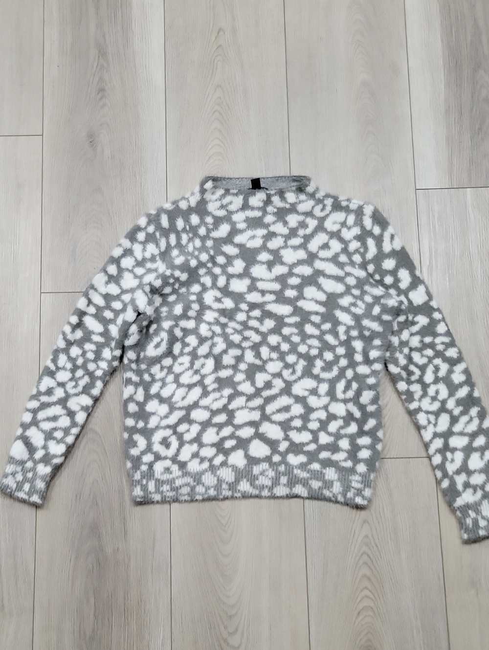 Ann Taylor Gray & White Leopard-Print Crewneck Sweater